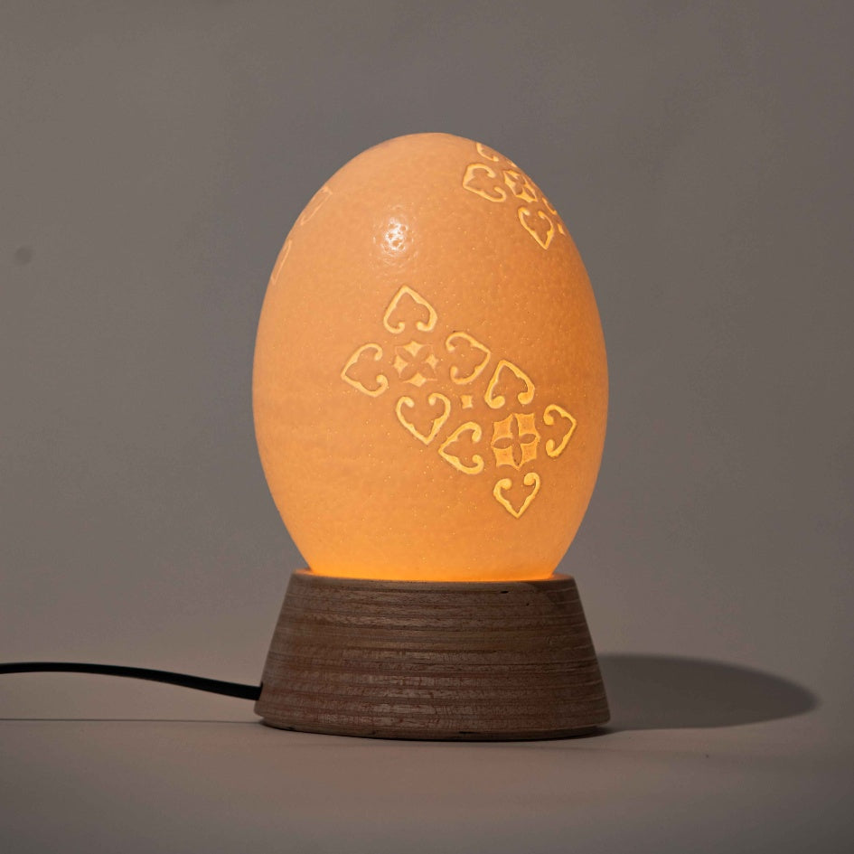 Lampe en véritable œuf d’autruche nettoyé et gravé à la main