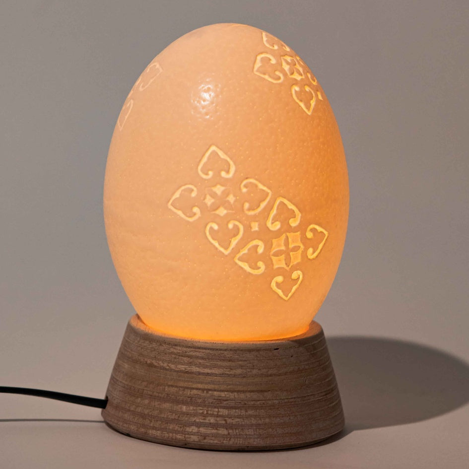 Lampe en véritable œuf d’autruche nettoyé et gravé à la main