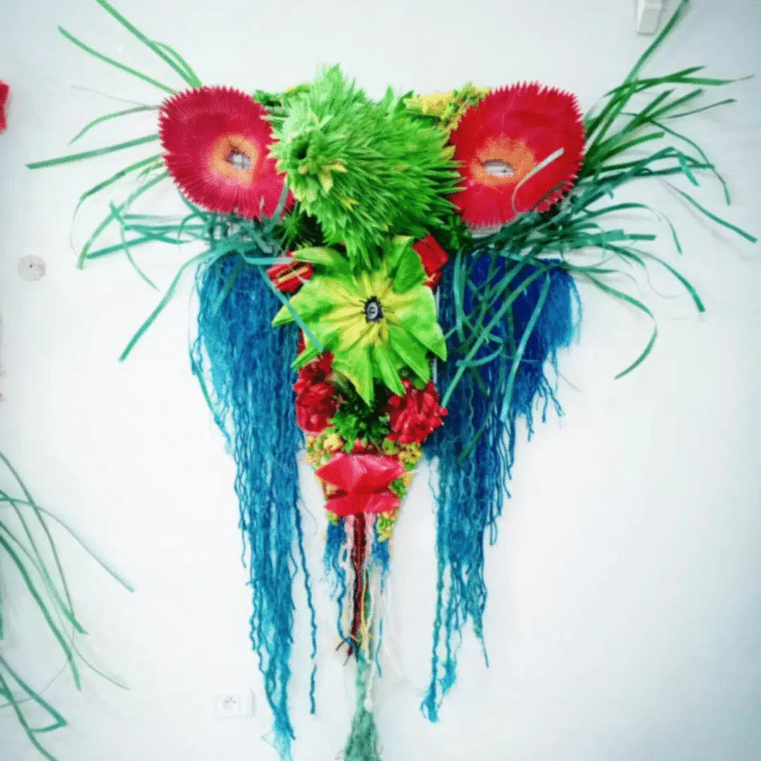 éclosion florale murale créée des objets en plastique récupéré