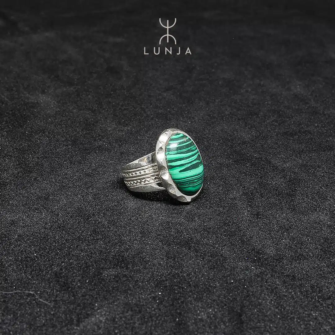 Bague en malachite naturelle sertie en argent massif (Taille 53)