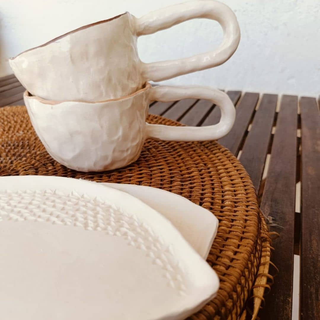 Tasse et sous-tasse en céramique – Blanc texturé (9 x 6 cm / 17 x 13 cm)