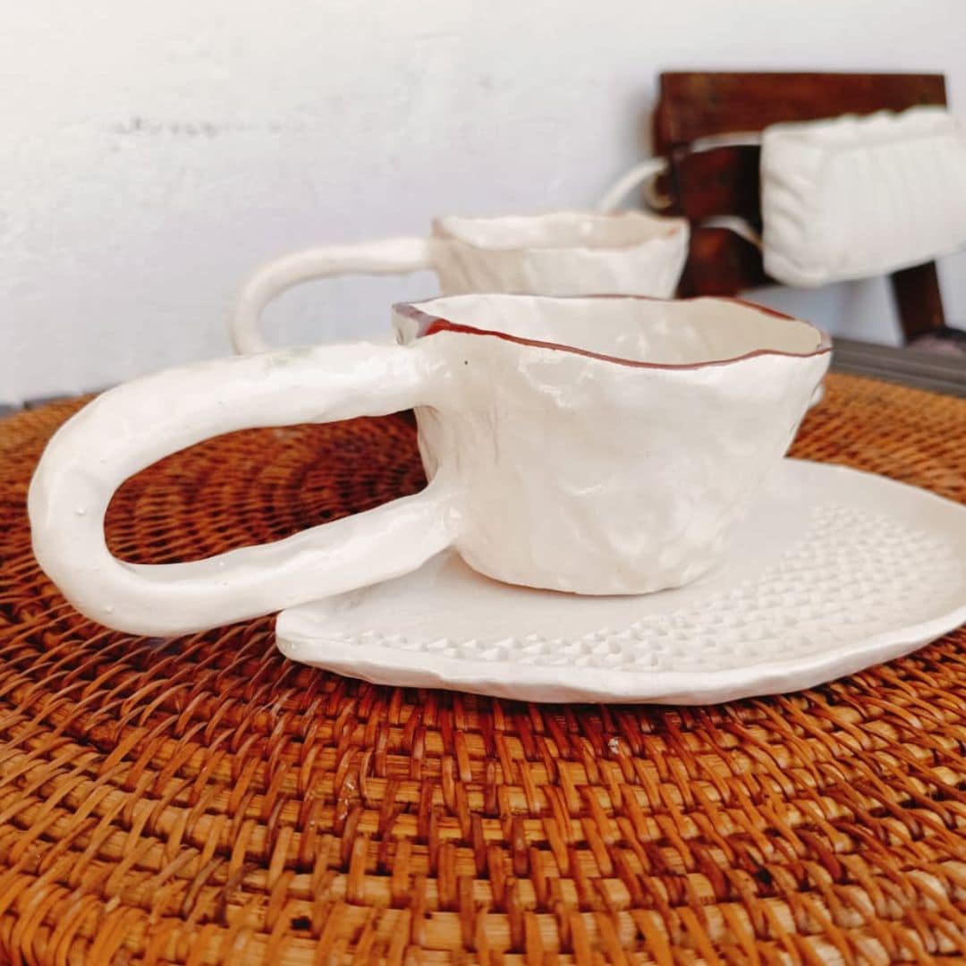 Tasse et sous-tasse en céramique – Blanc texturé (9 x 6 cm / 17 x 13 cm)