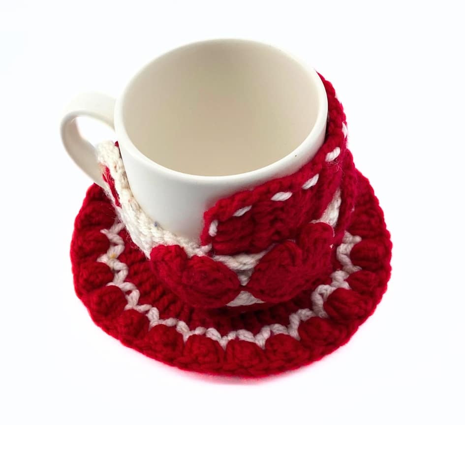 Mug cosy en crochet couleur rouge avec sous-tasse