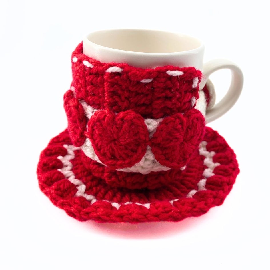 Mug cosy en crochet couleur rouge avec sous-tasse