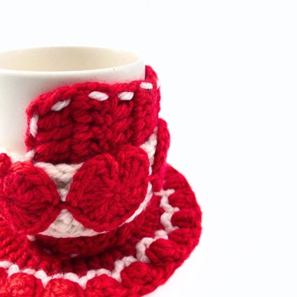 Mug cosy en crochet couleur rouge avec sous-tasse