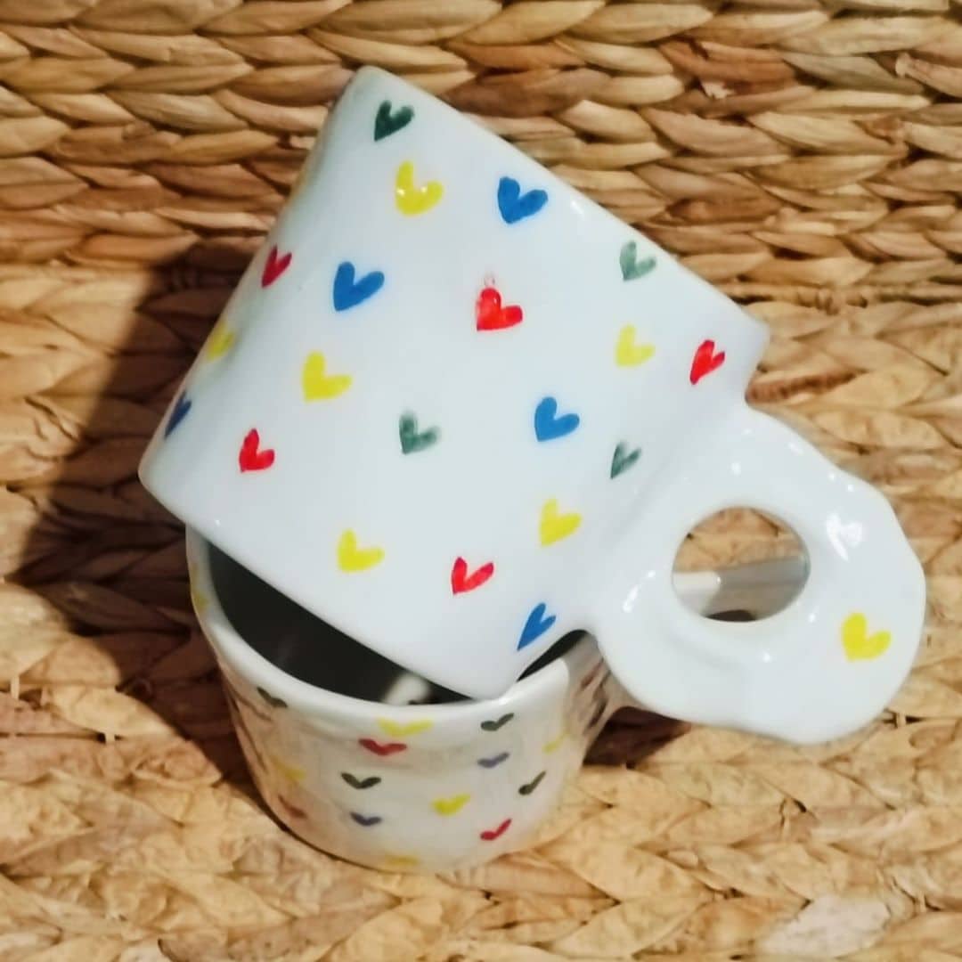 Grand mug cylindrique motifs cœurs arc-en-ciel – Fait main (9 x 8 cm)