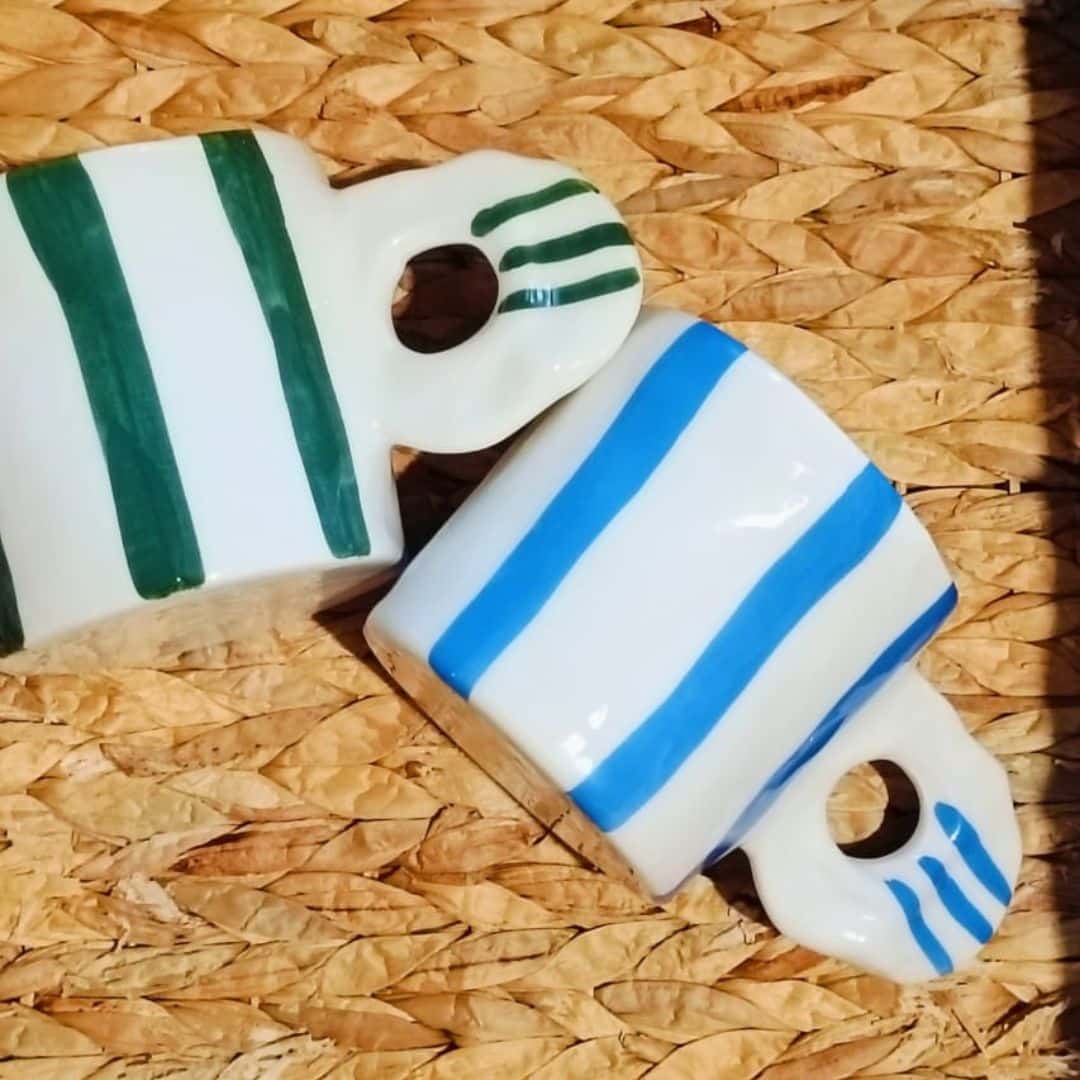 Mug en céramique à rayures fait main – En bleu ou vert (9 x 8,5 cm)