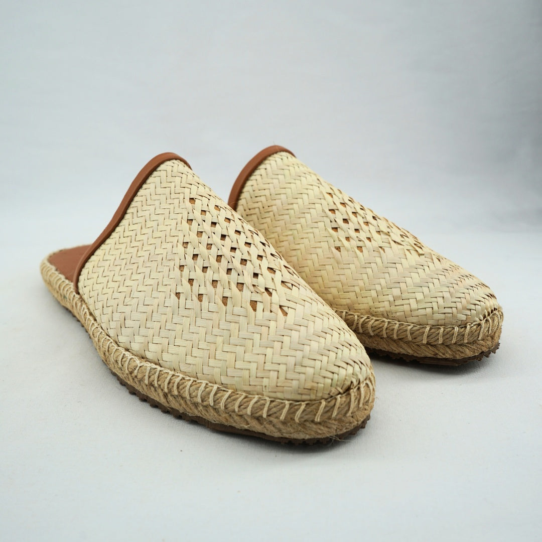 Mules d’été artisanales fermées en feuilles de palmier