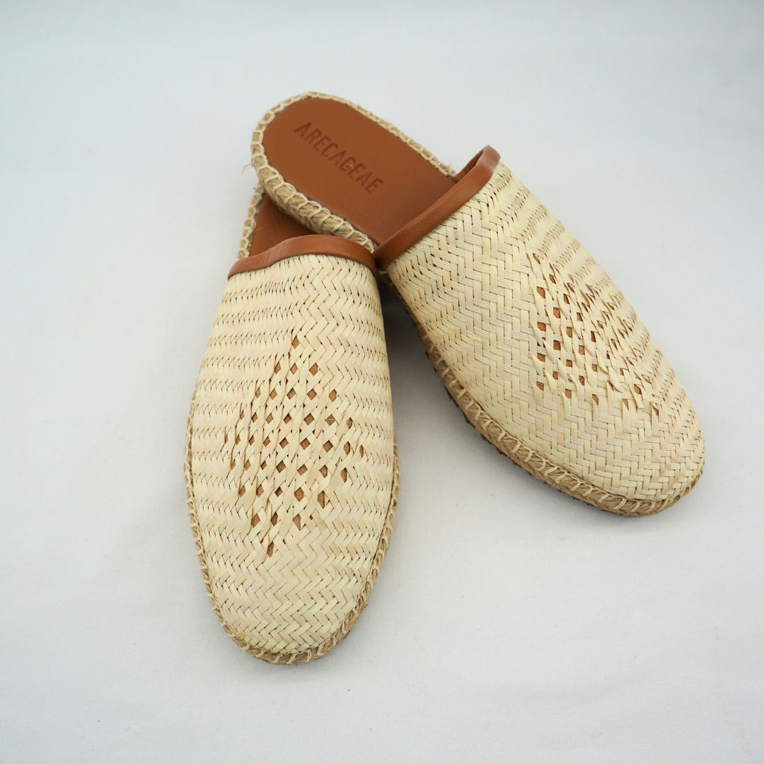 Mules d’été artisanales fermées en feuilles de palmier