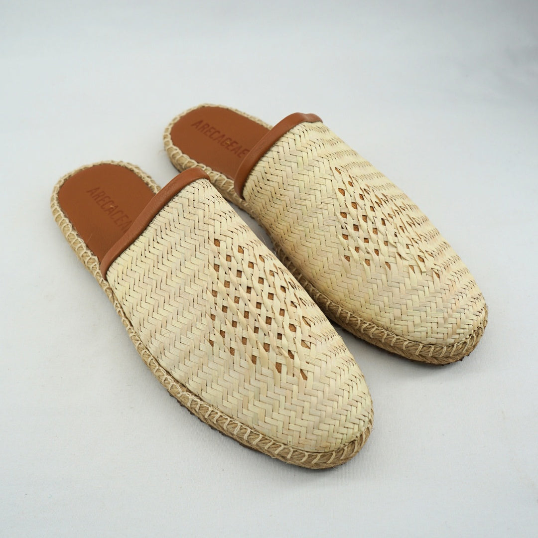 Mules d’été artisanales fermées en feuilles de palmier