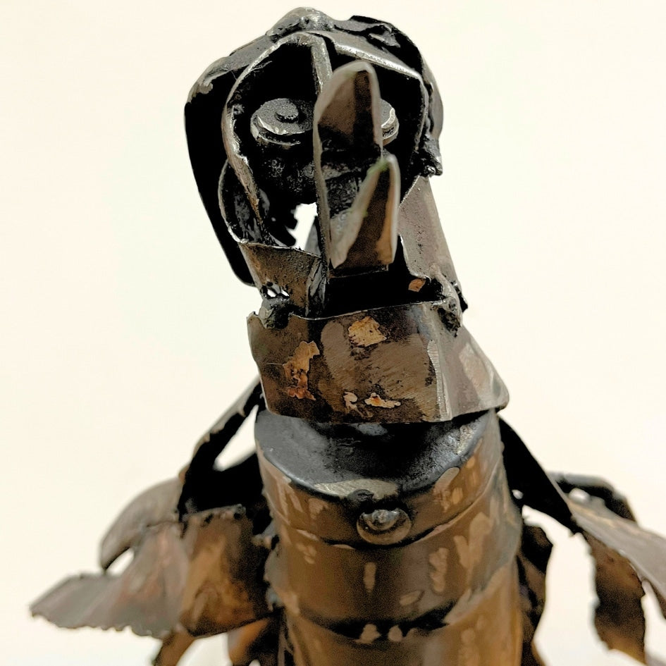 Oiseau métallique réalisé à partir de matériaux recyclés avec un design unique et écologique