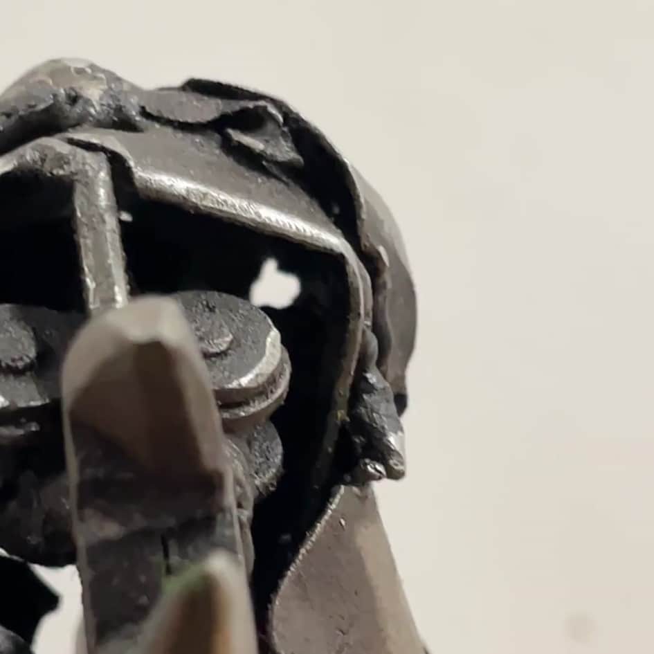 Oiseau métallique réalisé à partir de matériaux recyclés avec un design unique et écologique