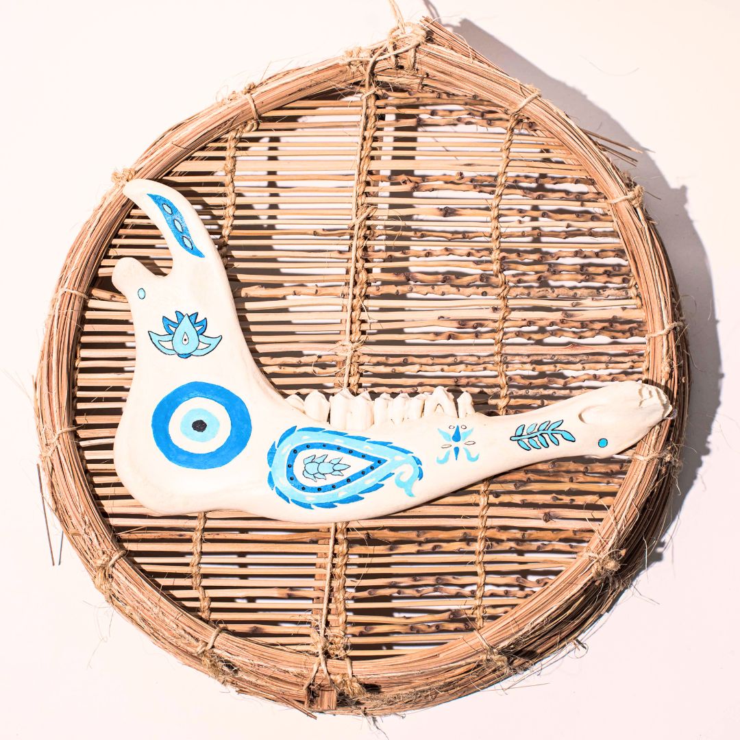 Mâchoire animale décorée bleu sur osier naturel