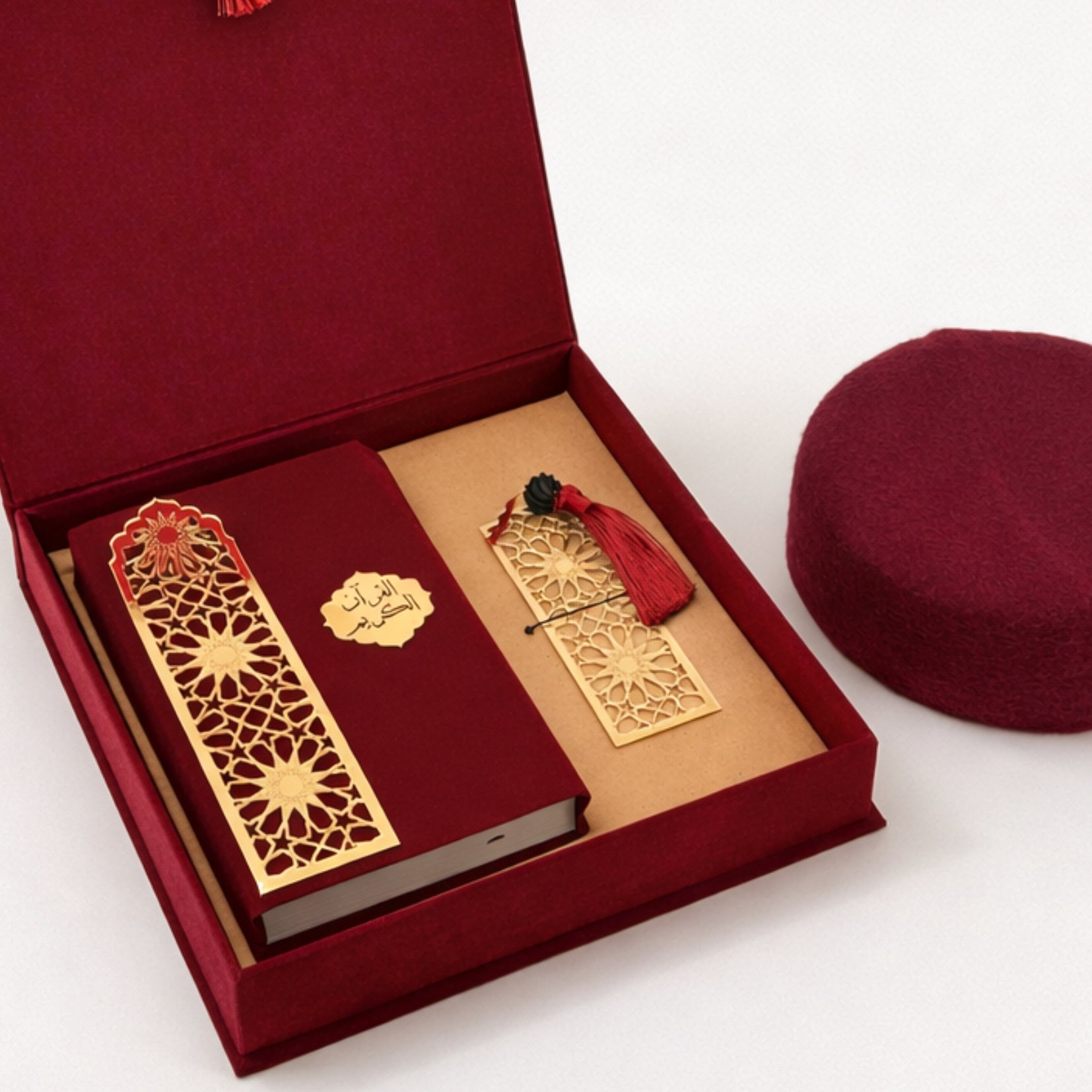 Coffret Coran rouge avec marque-page à l’ambre et chechia