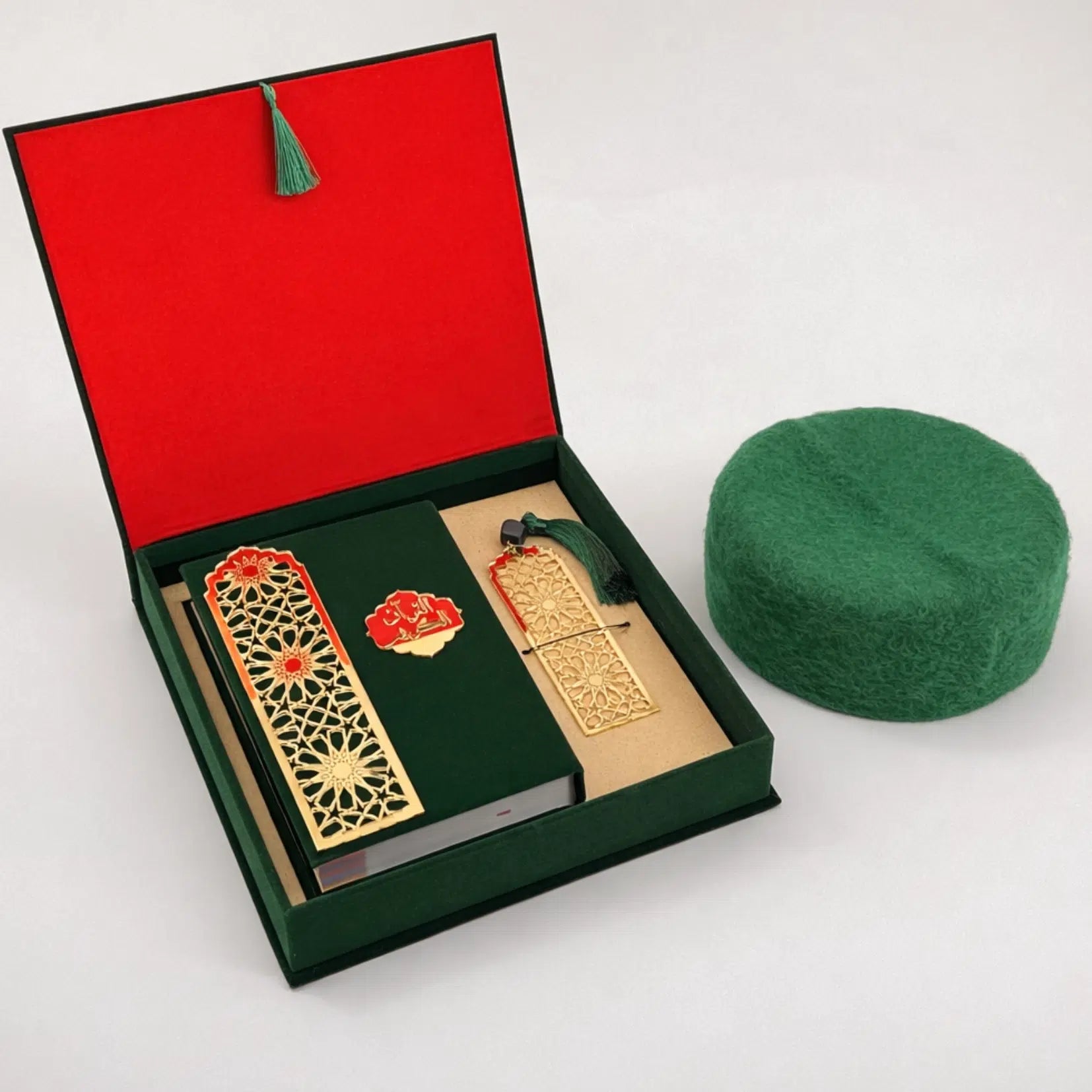 Coffret Coran vert avec marque-page à l’ambre et chechia