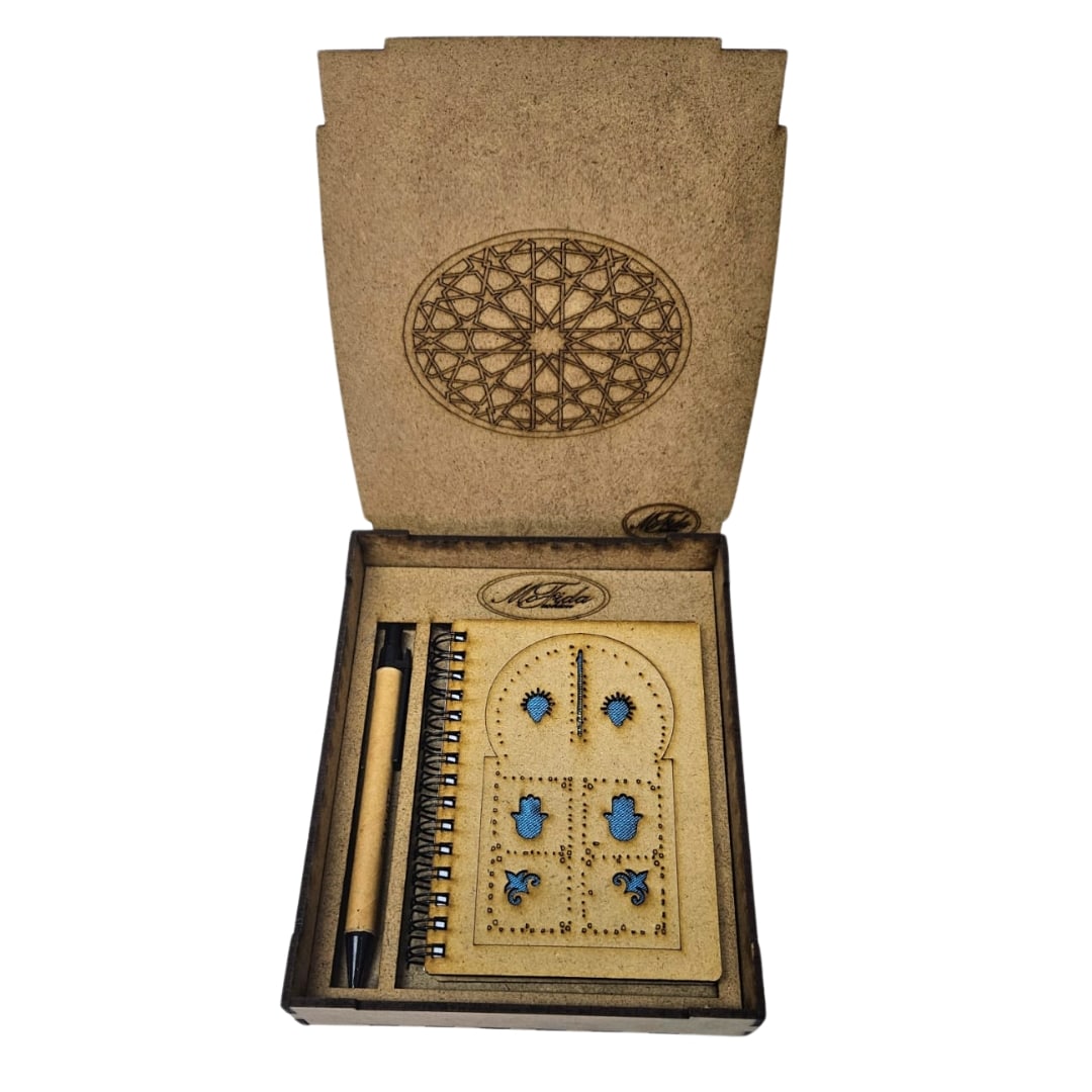 Pack note book et stylo en bois avec un motif porte traditionnelle