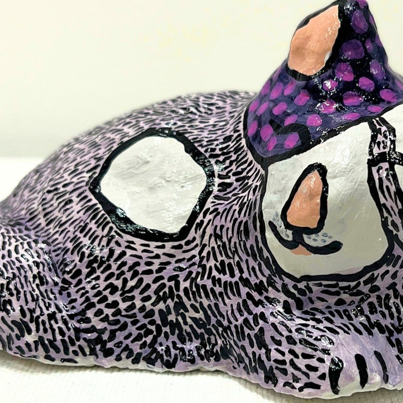 Sculpture de petit chat en sommeil, blanc et violet, en papier mâché et technique mixte upcyclée
