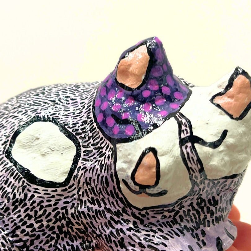 Sculpture de petit chat en sommeil, blanc et violet, en papier mâché et technique mixte upcyclée