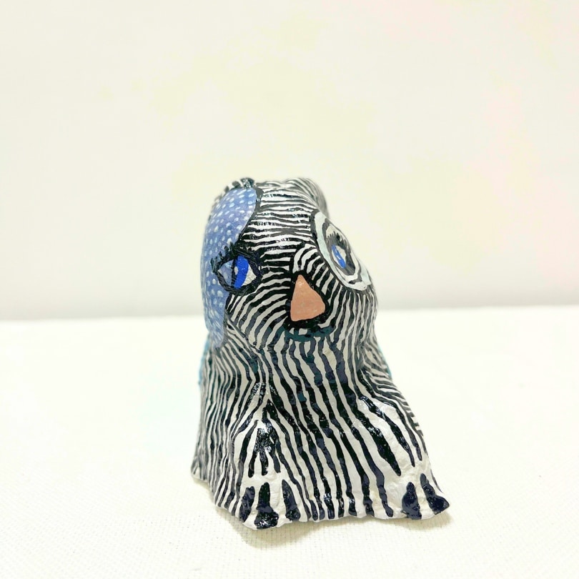 Sculpture de lapin noir et bleu en papier mâché et technique mixte upcyclée