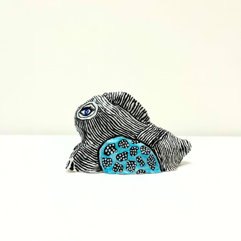 Sculpture de lapin noir et bleu en papier mâché et technique mixte upcyclée