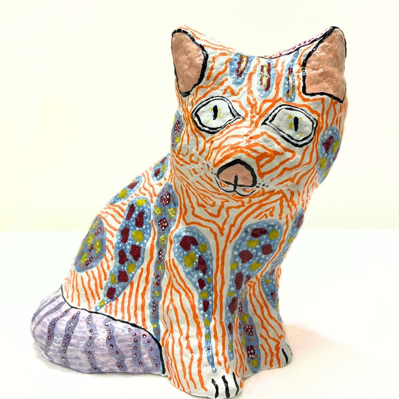 Sculpture de chat éveillé orange et multicolore, en papier mâché et technique mixte upcyclée