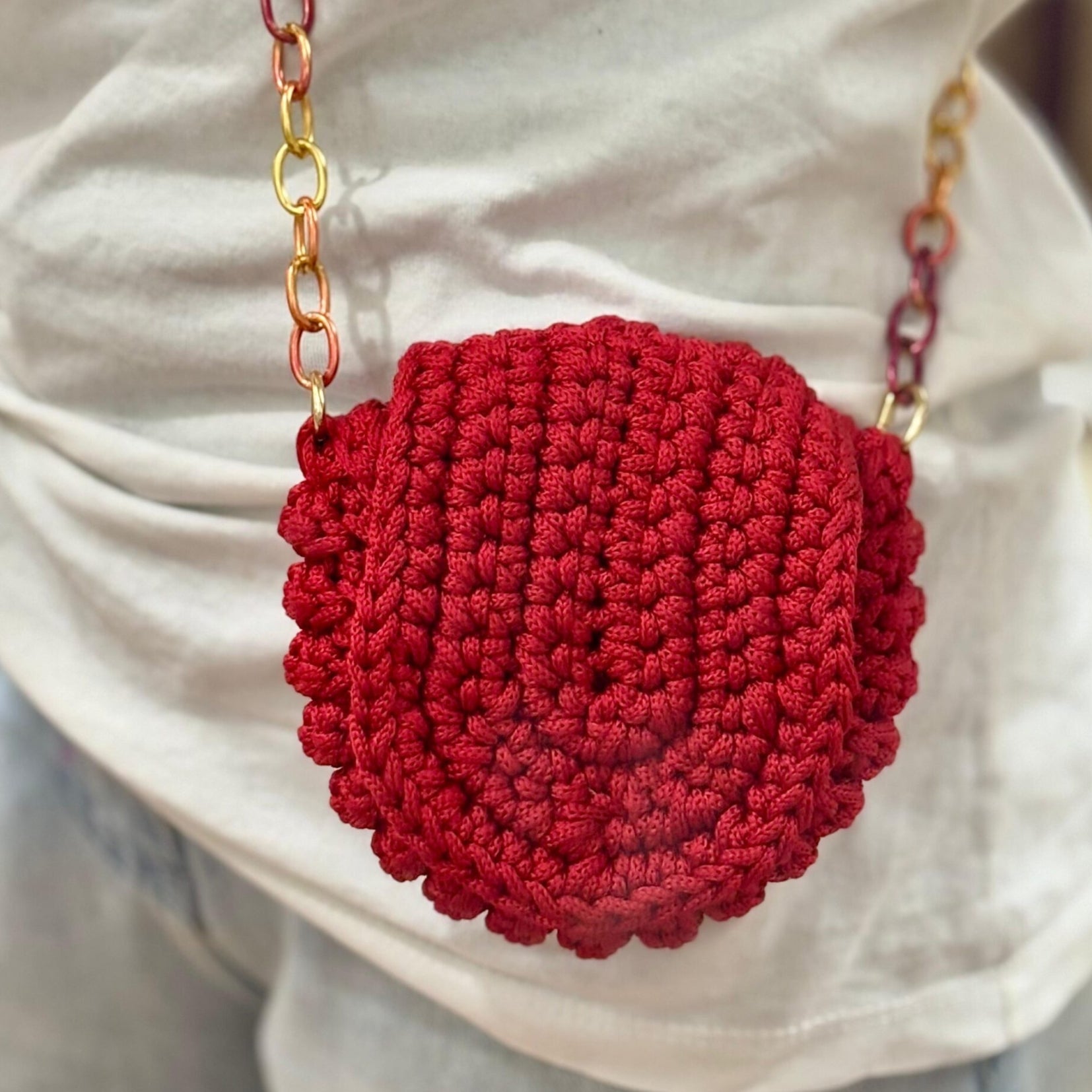 Petit sac rouge à bandoulière en crochet