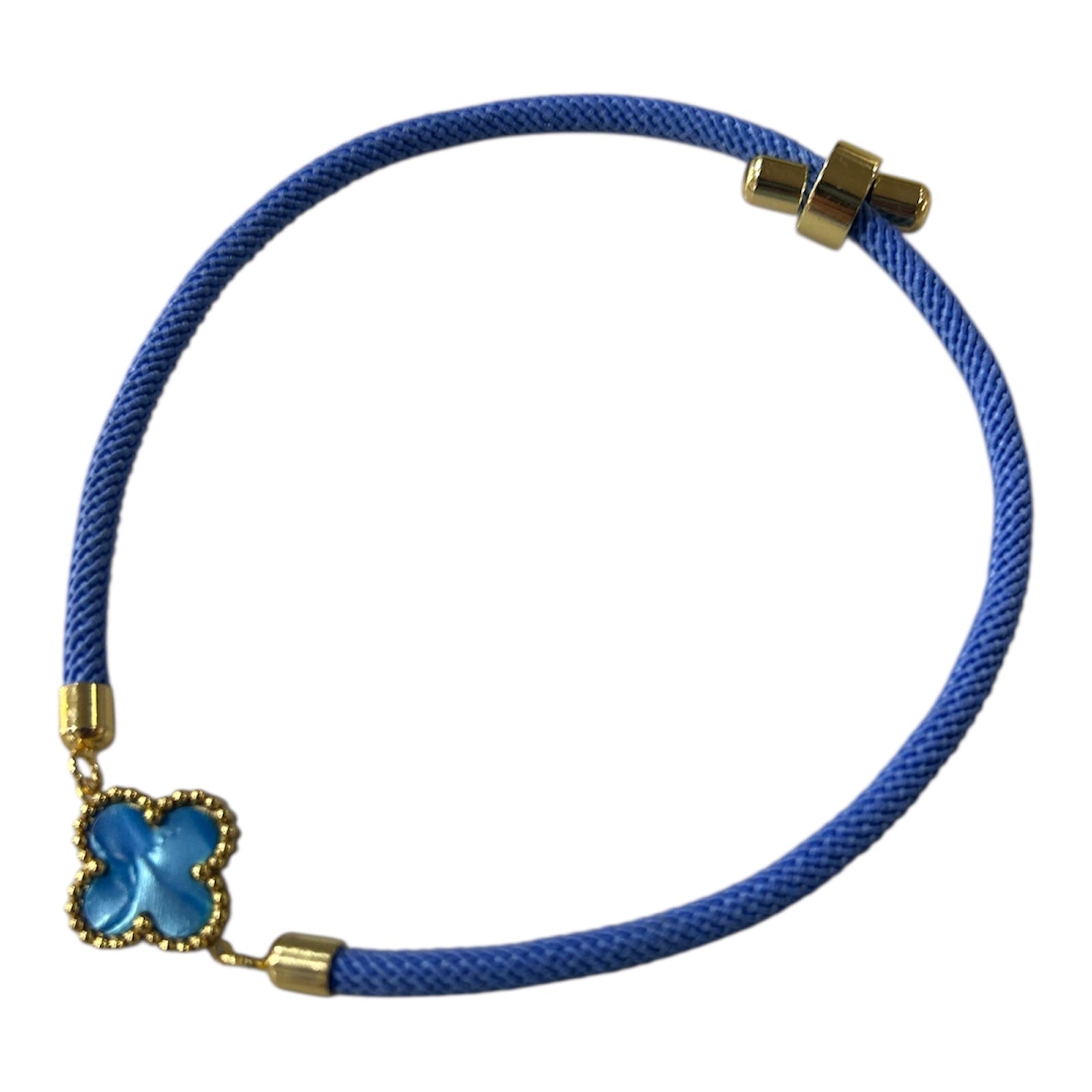Bracelet en cordon bleu ciel avec trèfle assorti