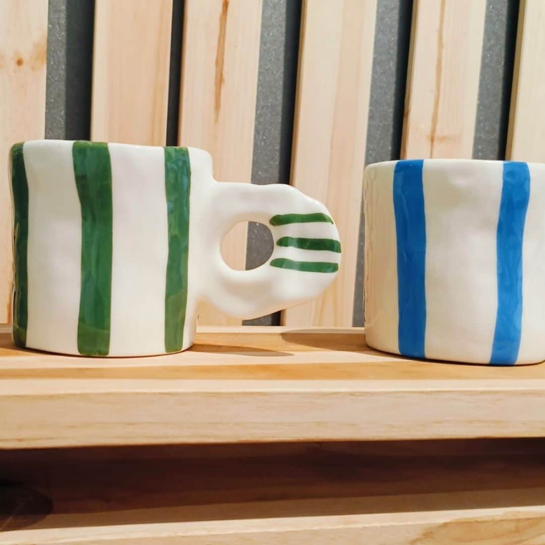 Mug en céramique à rayures fait main – En bleu ou vert (9 x 8,5 cm)