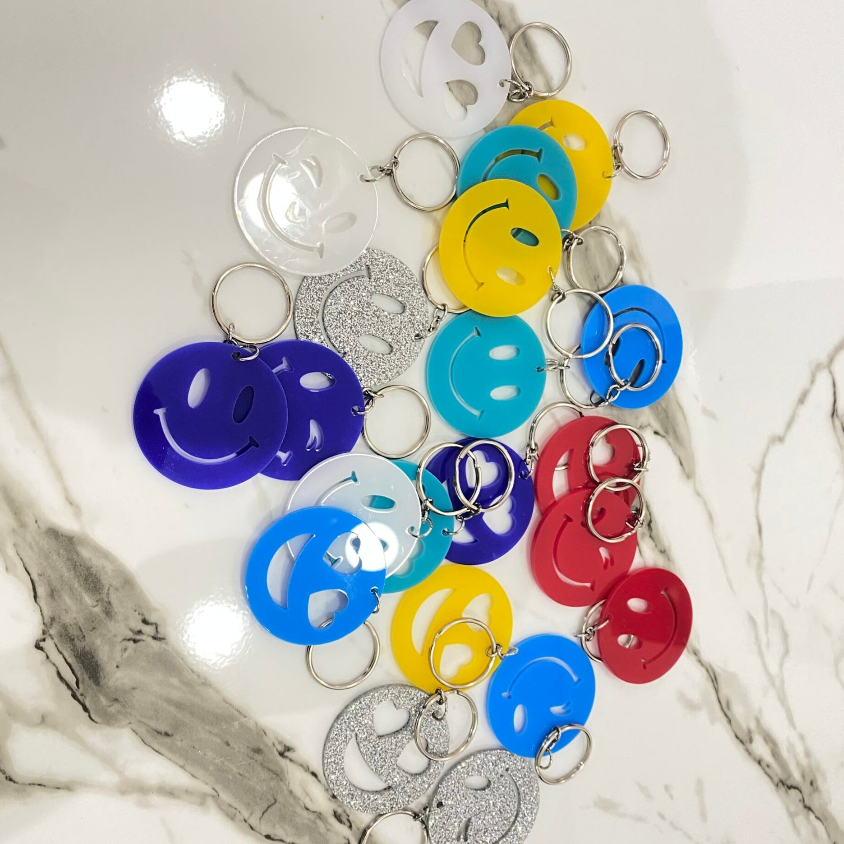 Porte clé smiley clin d’œil en acrylique coloré