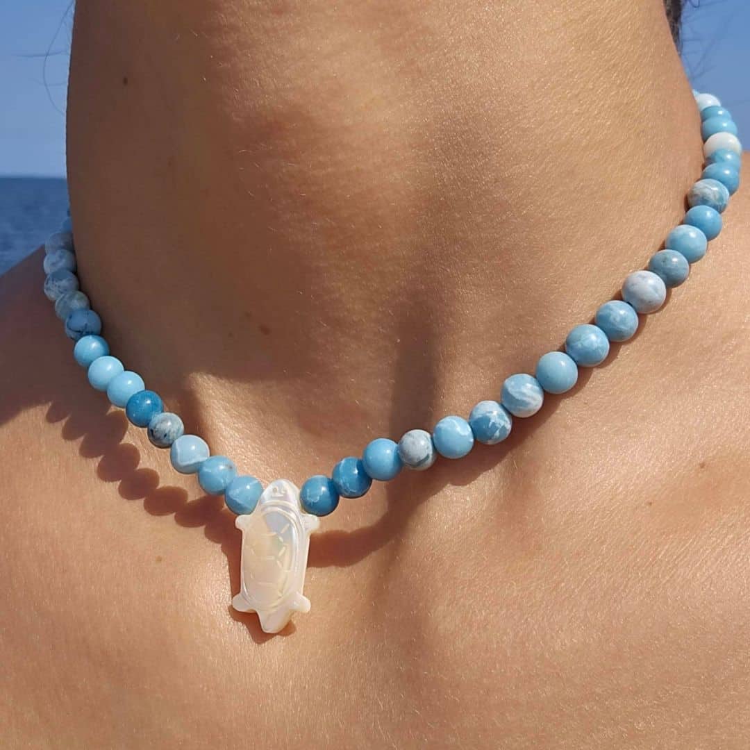 collier apaisant en larimar bleu et nacre artisanale