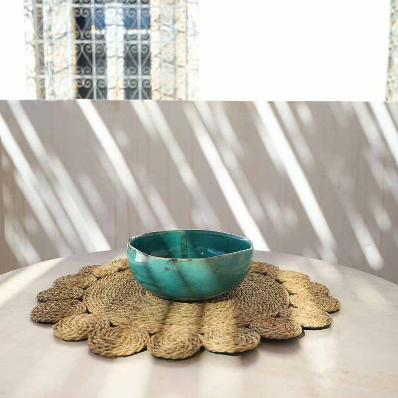 Dessous d’assiette en Halfa naturel tressé – Fleurs artisanales Handmade