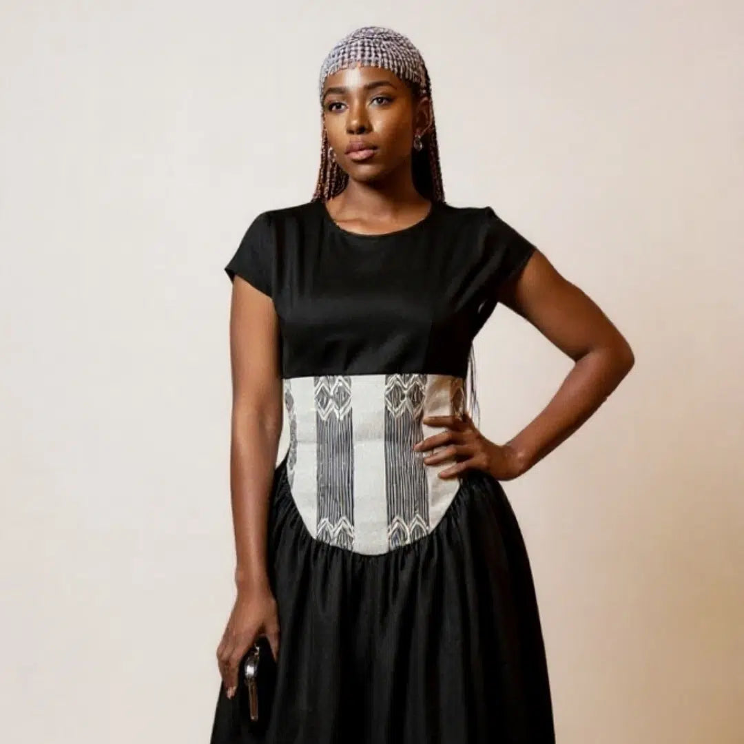 Robe ZAYA courte noire évasée avec ceinture pagne tissé