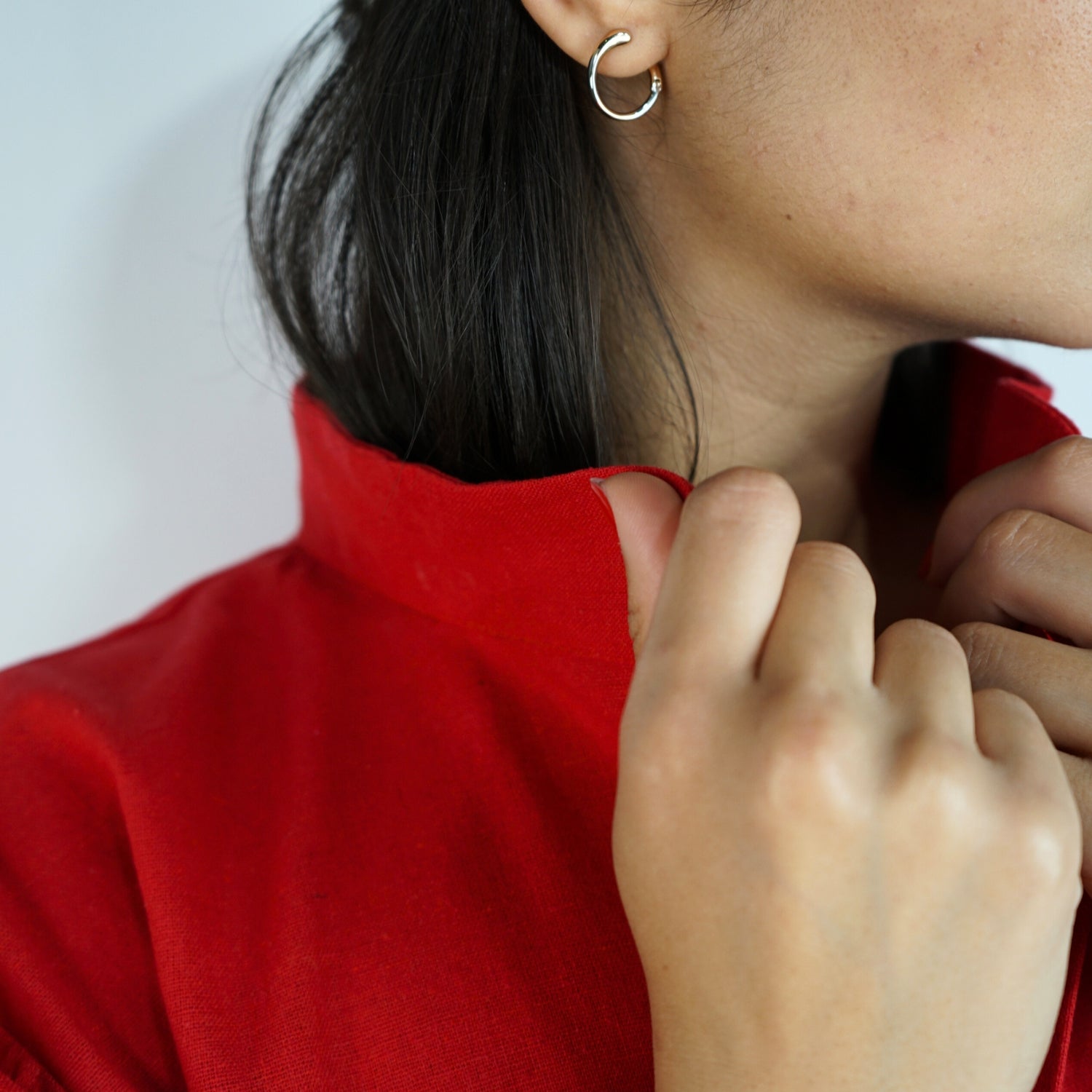 Robe rouge en laine brodée à la main