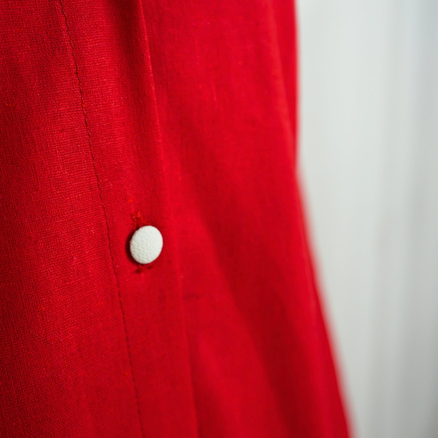 Robe rouge en laine brodée à la main