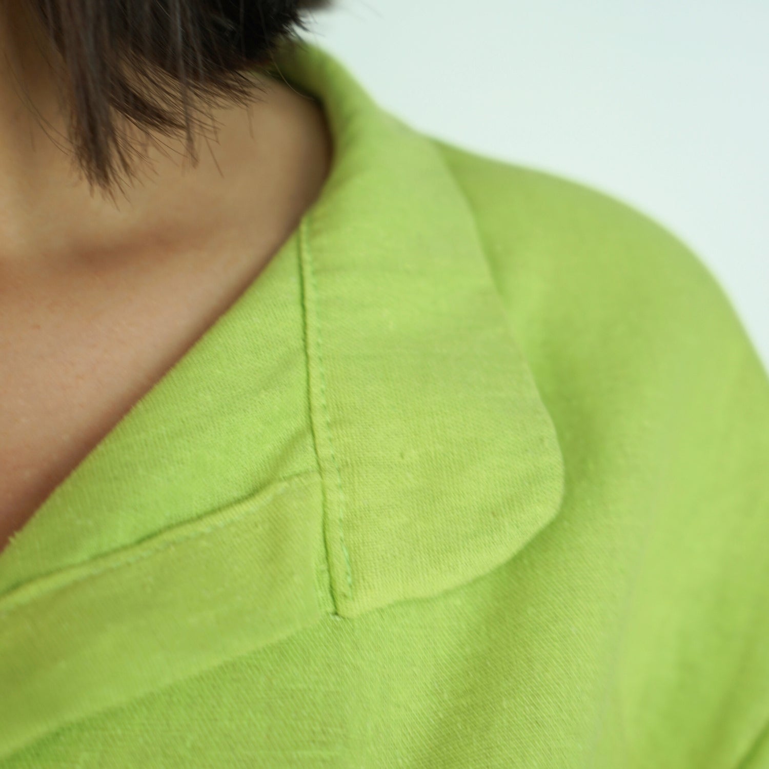 Robe verte en laine brodée à la main