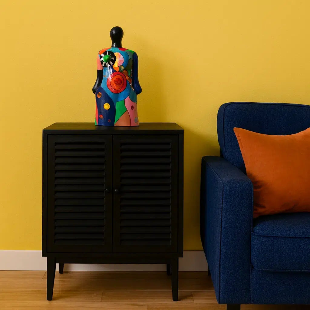 Sculpture colorée avec tête dorée en hommage à Niki de Saint Phalle