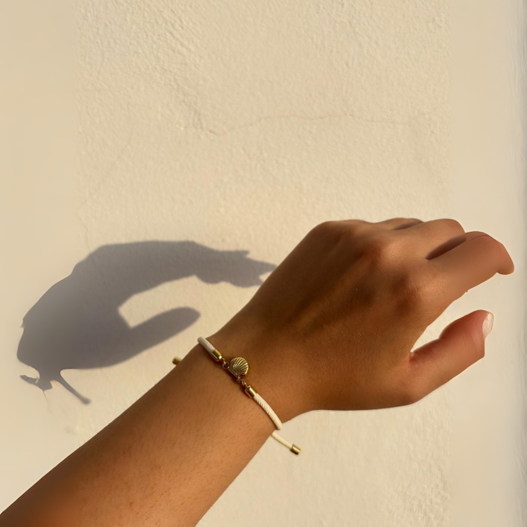 Bracelet en fil blanc ajustable avec motif shell doré
