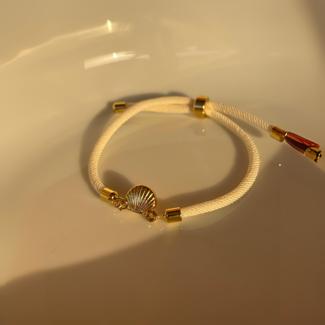 Bracelet en fil blanc ajustable avec motif shell doré
