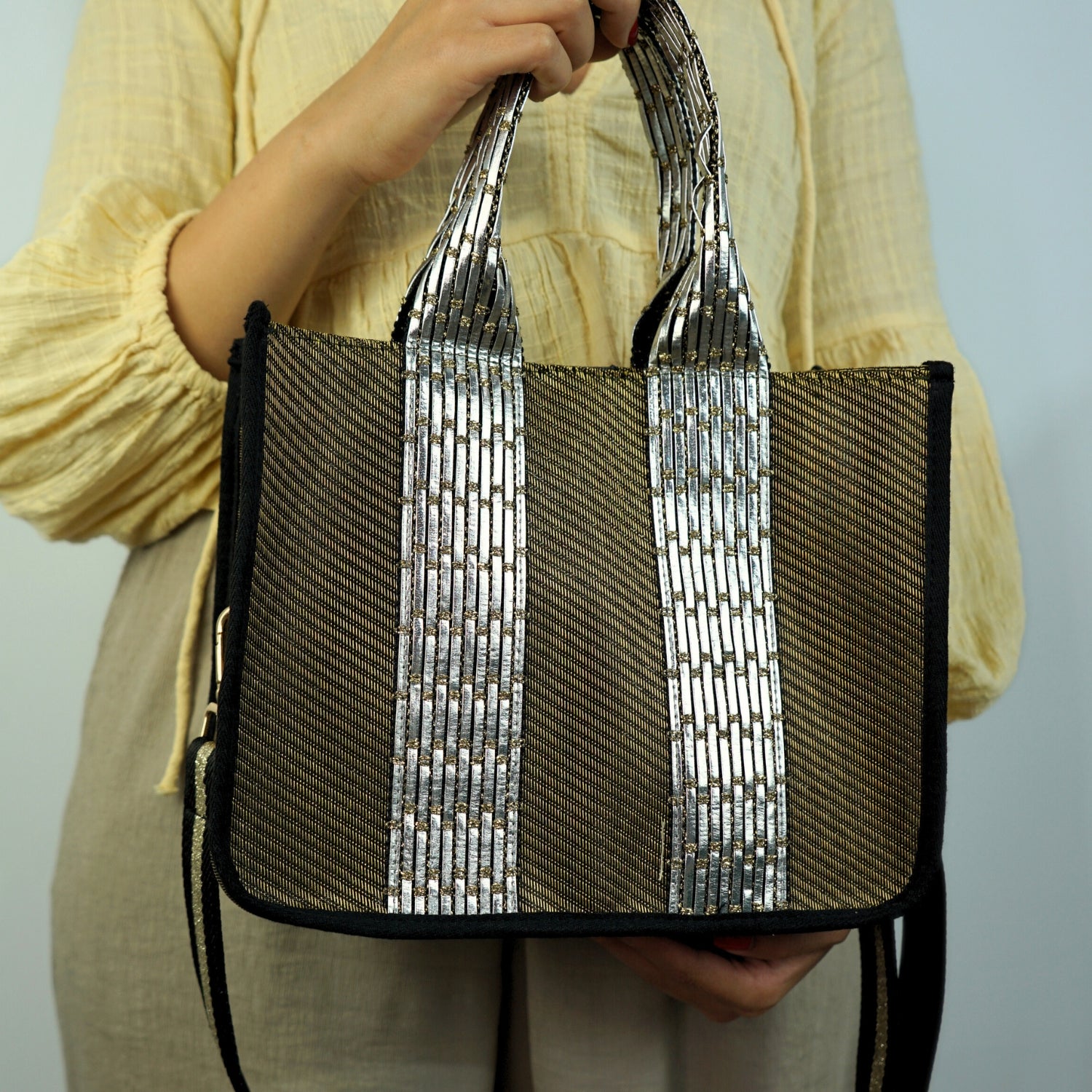 Sac à main doré chic avec perles argentées, élégance irrésistible