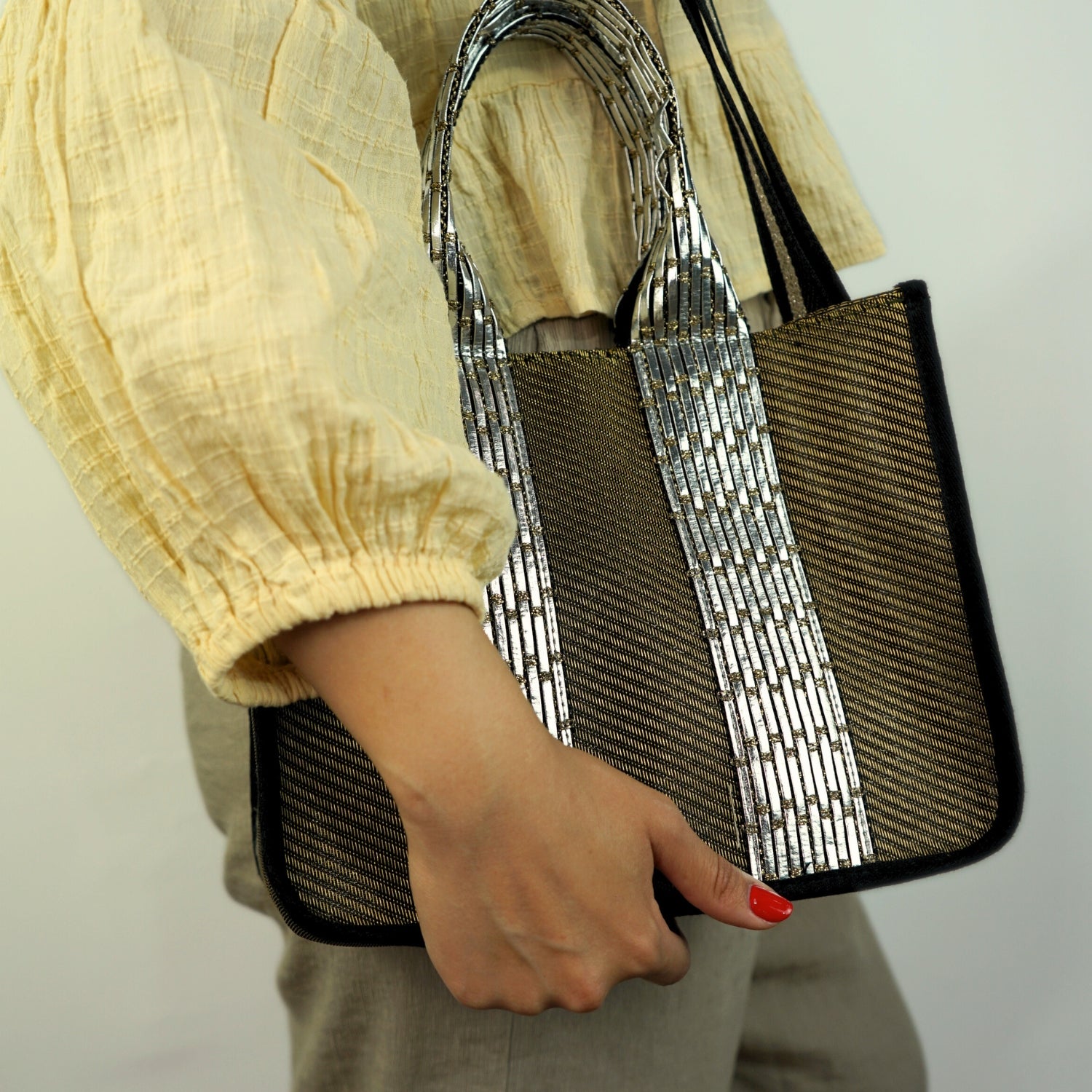 Sac à main doré chic avec perles argentées, élégance irrésistible