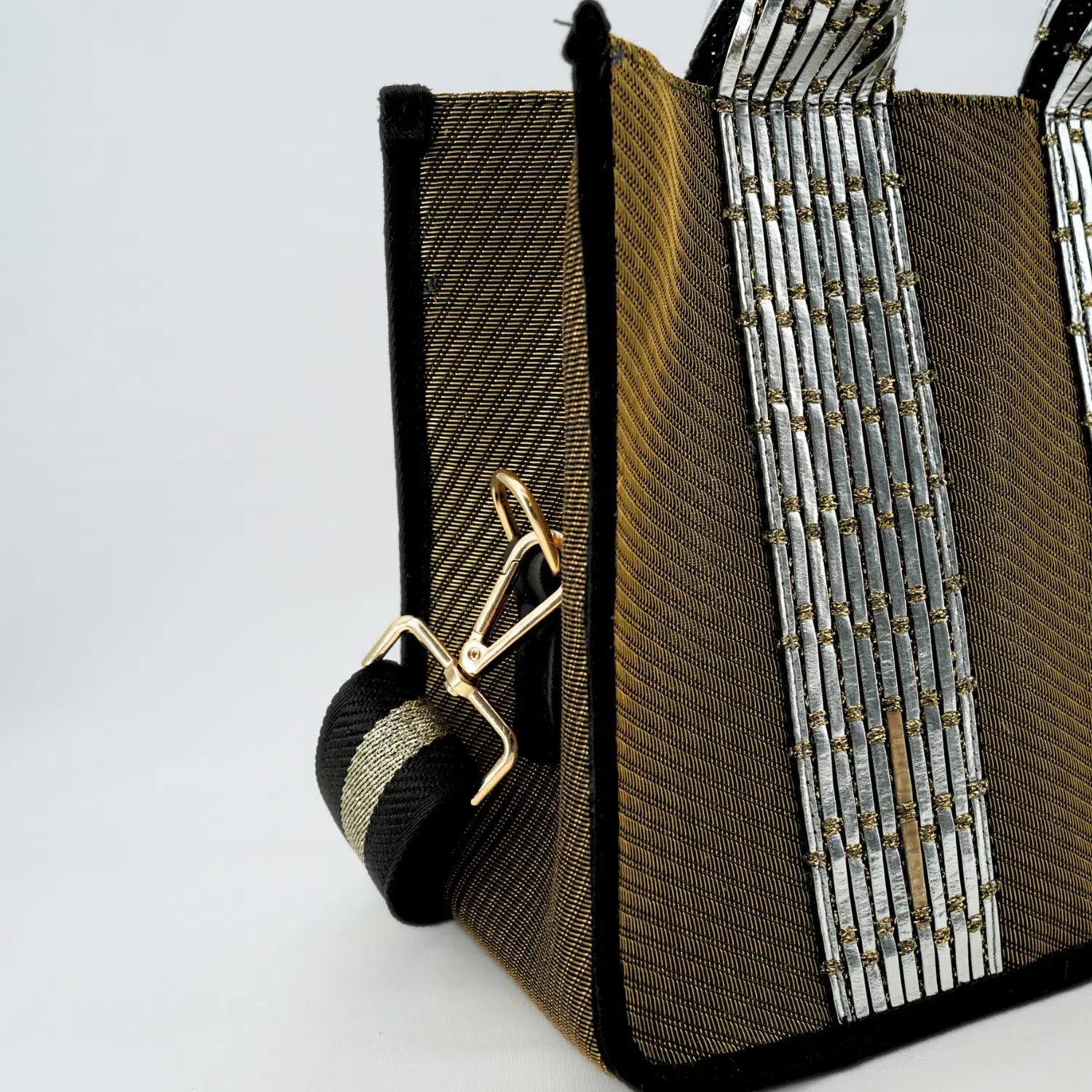 sac doré élégant pour briller avec style et sophistication