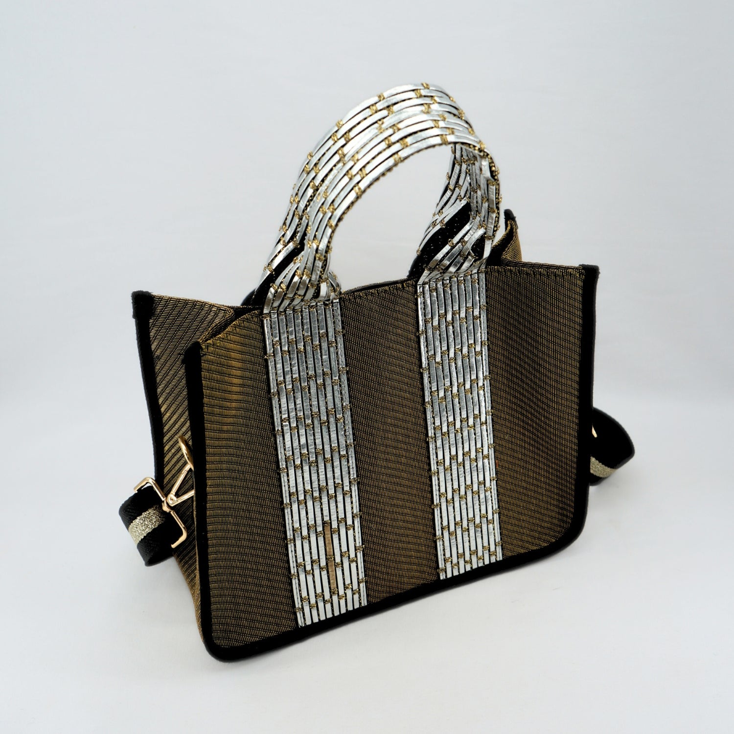 Sac à main doré chic avec perles argentées, élégance irrésistible