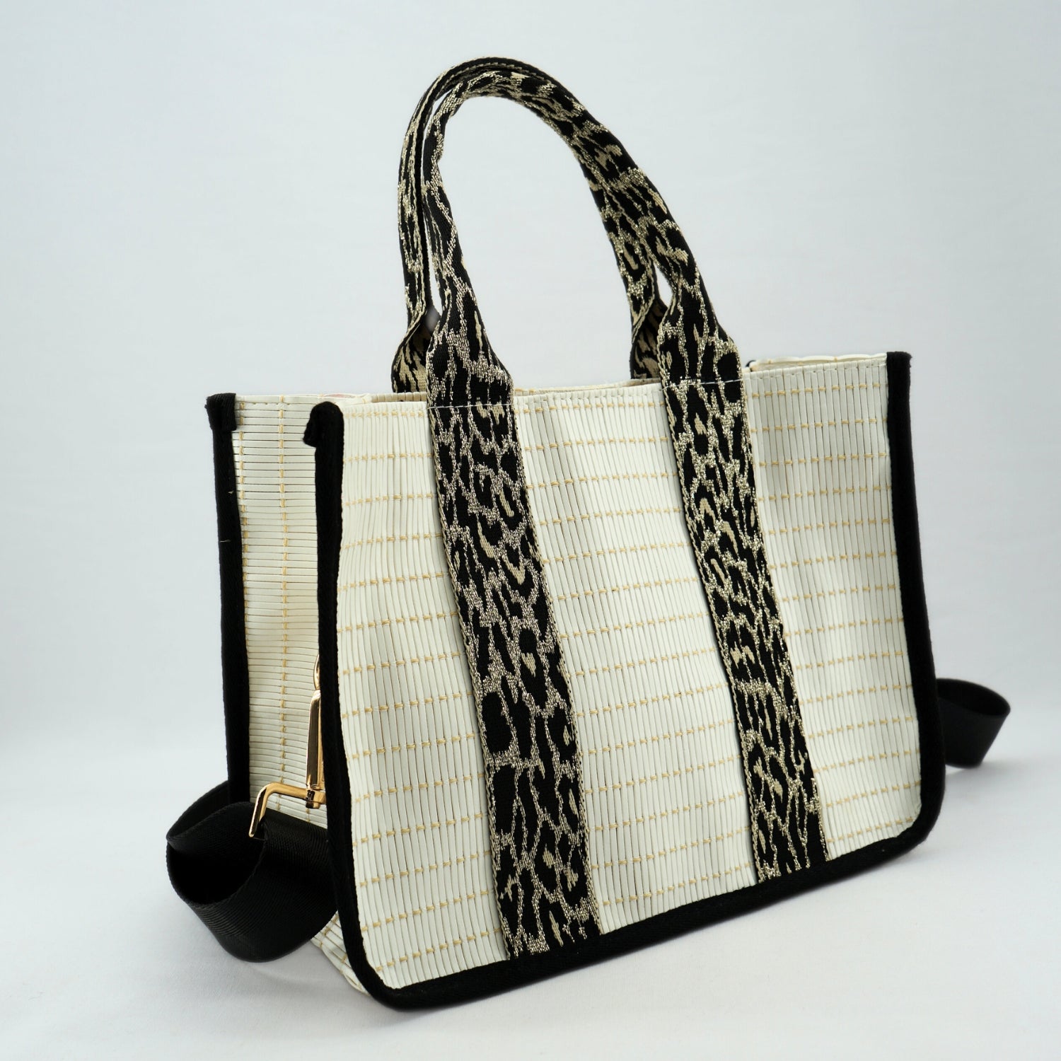 Sac blanc chic avec bandoulière, l'élégance à portée de main