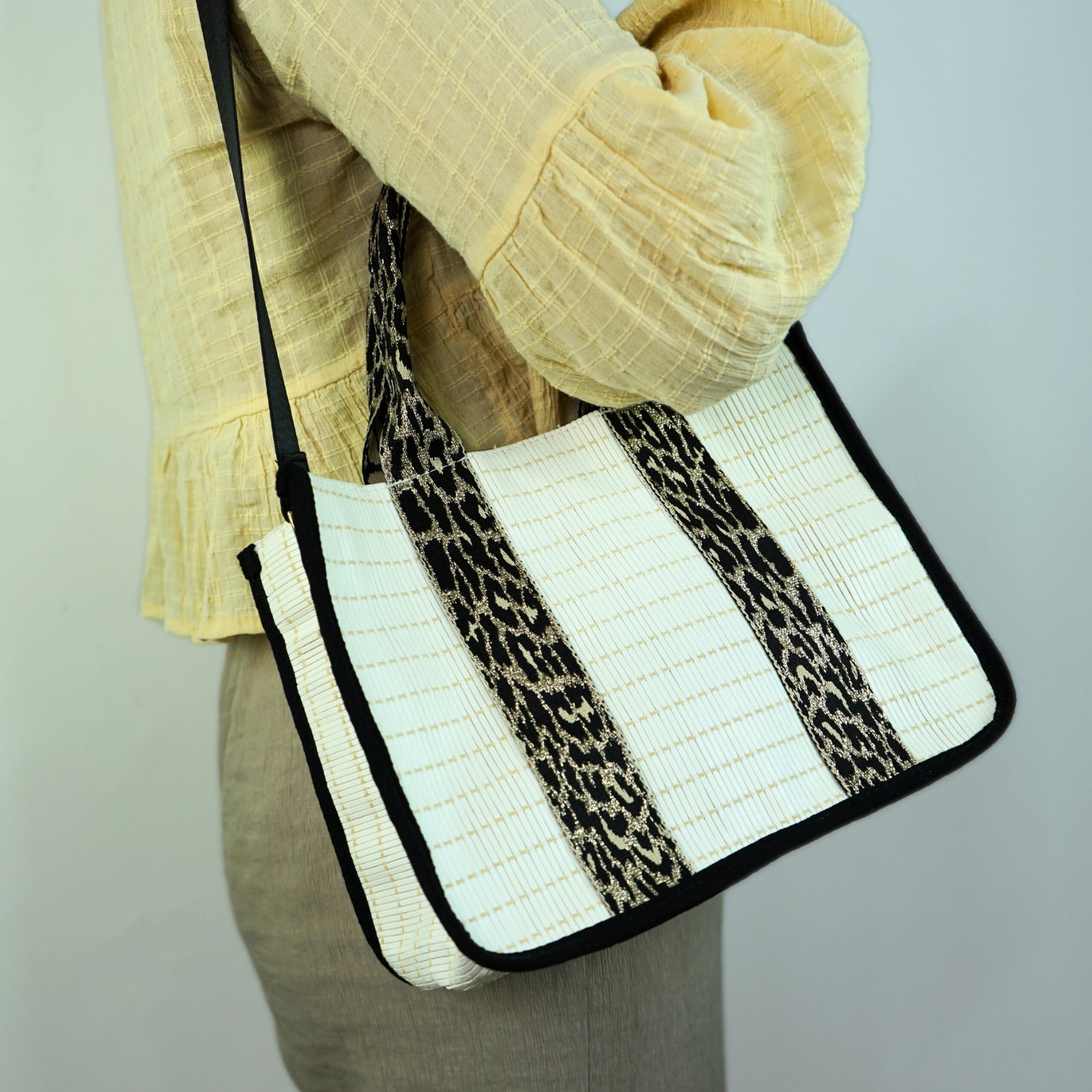 Sac blanc chic avec bandoulière, l'élégance à portée de main