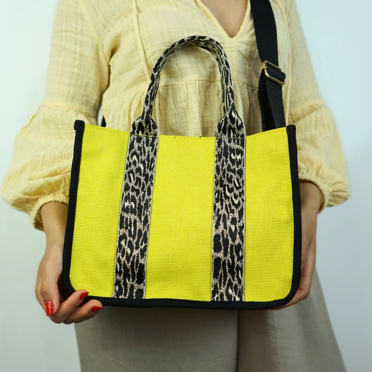 Sac jaune en bandoulière, l'élégance à portée de main !