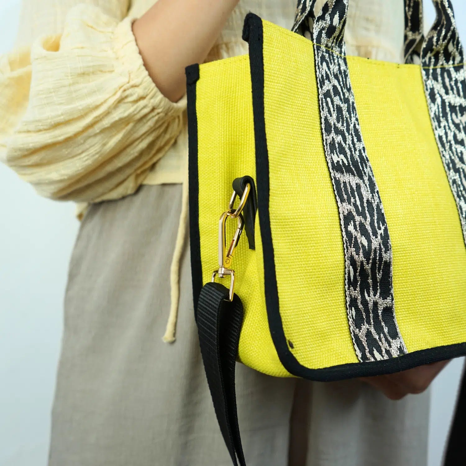 Sac jaune en bandoulière, l'élégance à portée de main !