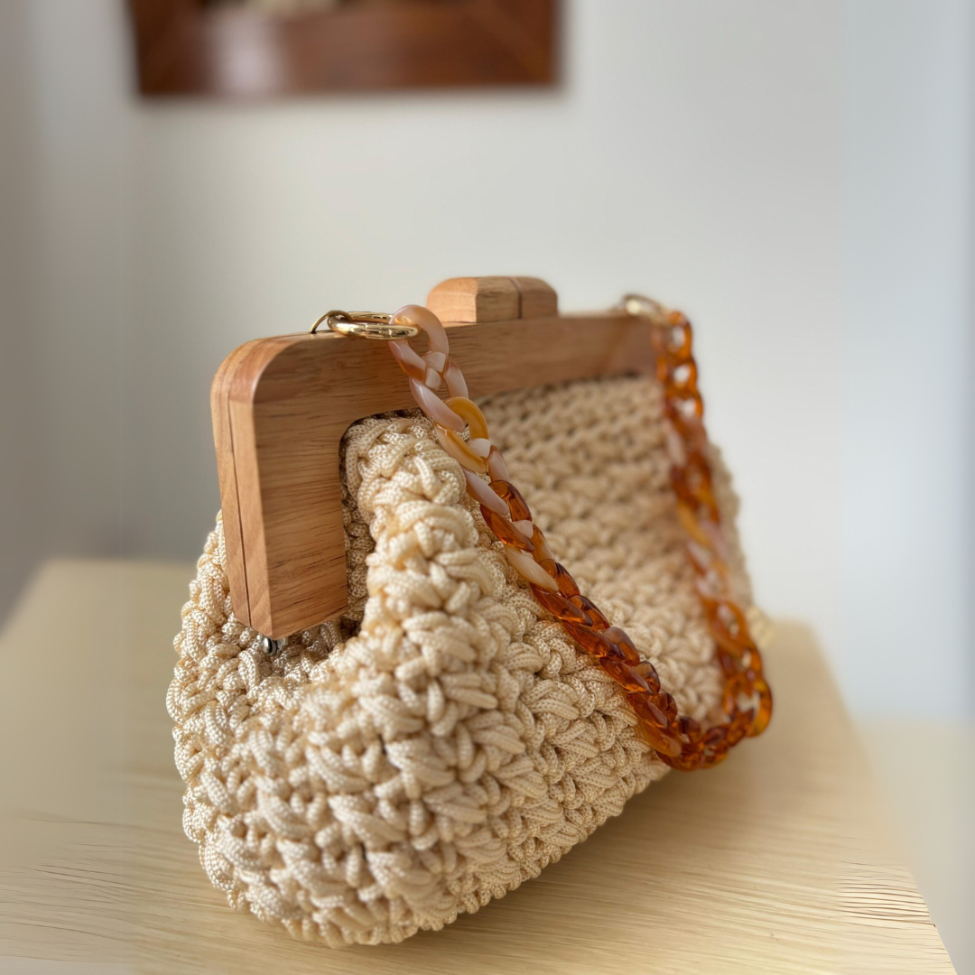 Sac crochet beige fait main , fermoir bois