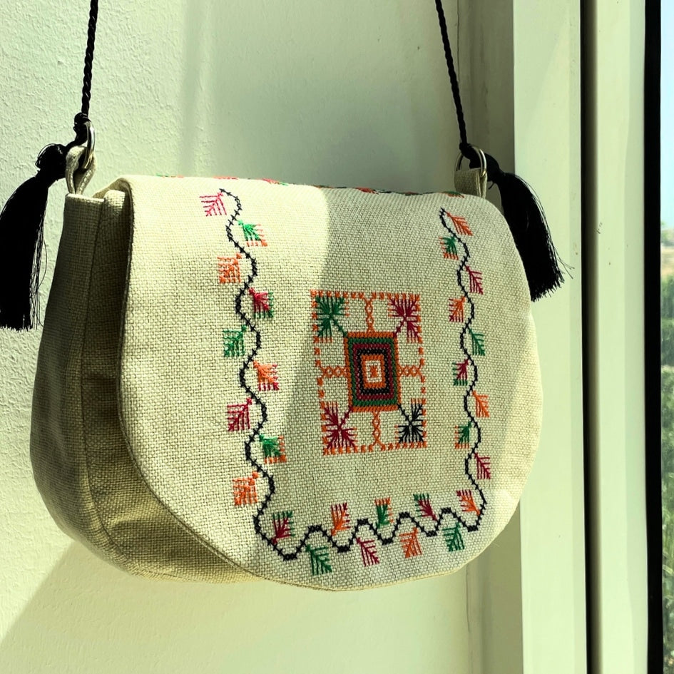 Sac brodé avec motifs multicolores
