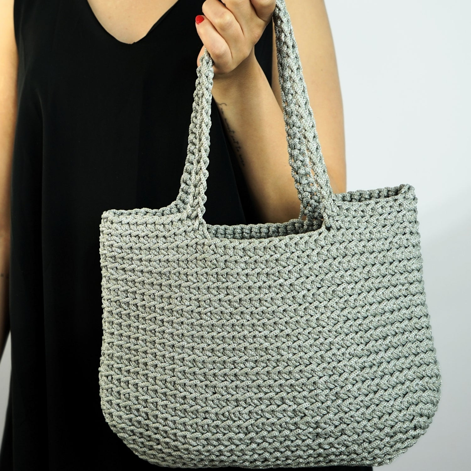 Sac crochet gris chic : l'élégance intemporelle à portée de main