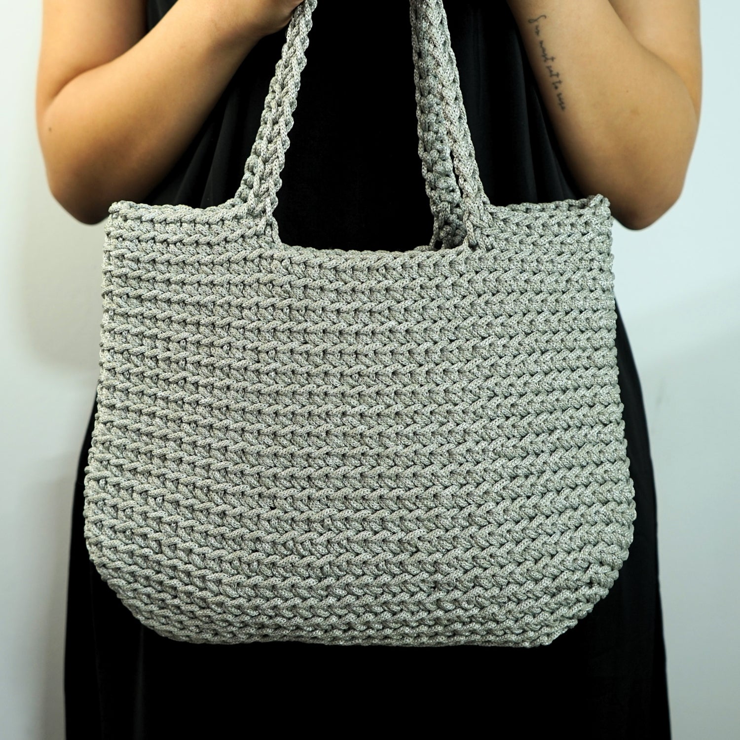 Sac crochet gris chic : l'élégance intemporelle à portée de main